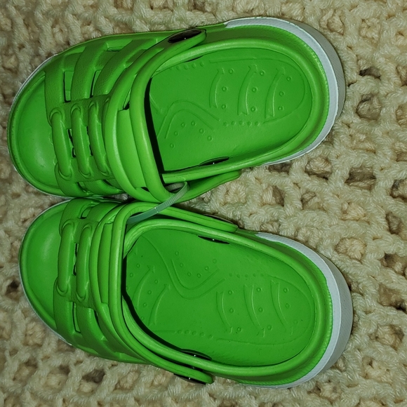 Kids size 5 Green and White croc like shoes - Picture 2 of 4